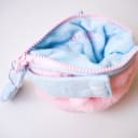 Vista 3 de Cartuchera Rosy Posy SOFUTO de peluche con agarradera y cremallera gruesa Rosa pastel