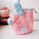 Vista 2 de Cartuchera Rosy Posy SOFUTO de peluche con agarradera y cremallera gruesa Rosa pastel