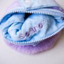 Vista 2 de Cartuchera Rosy Posy SOFUTO de peluche con agarradera y cremallera gruesa Lila