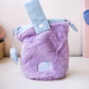 Vista 3 de Cartuchera Rosy Posy SOFUTO de peluche con agarradera y cremallera gruesa Lila