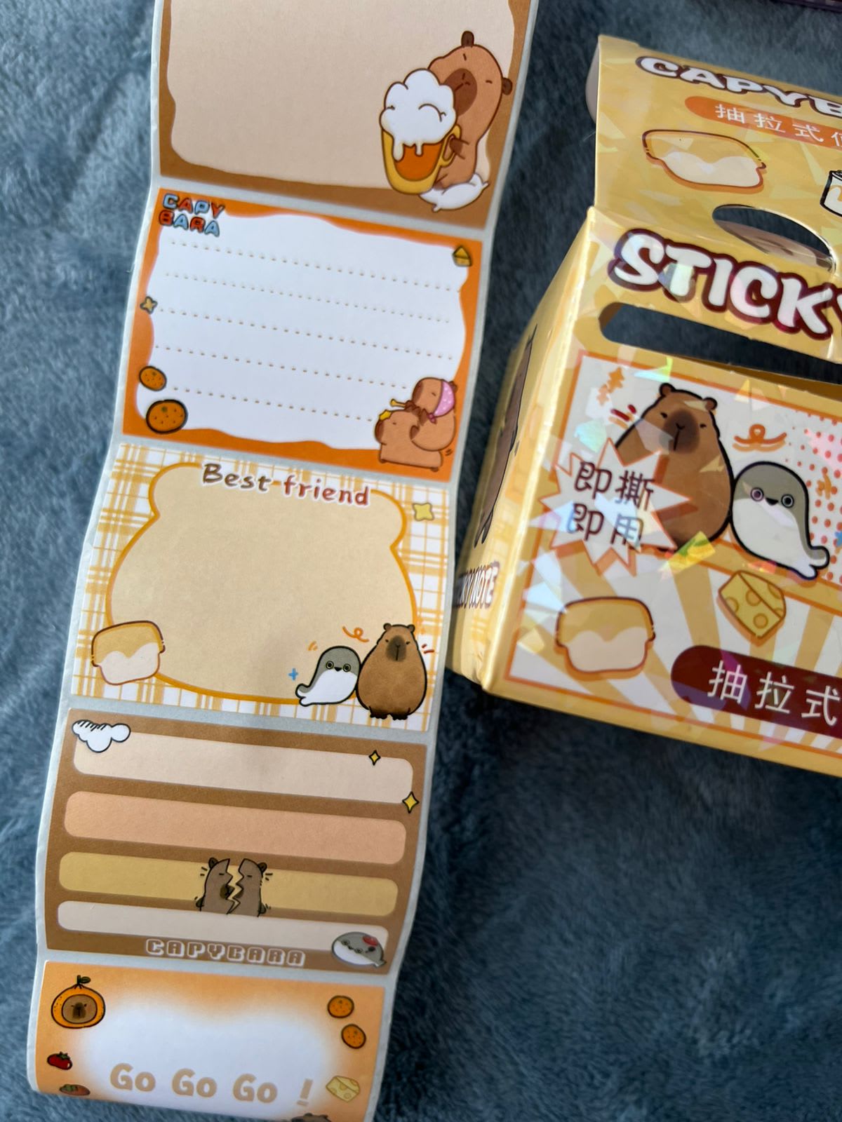 Rollo de stickers Capibara