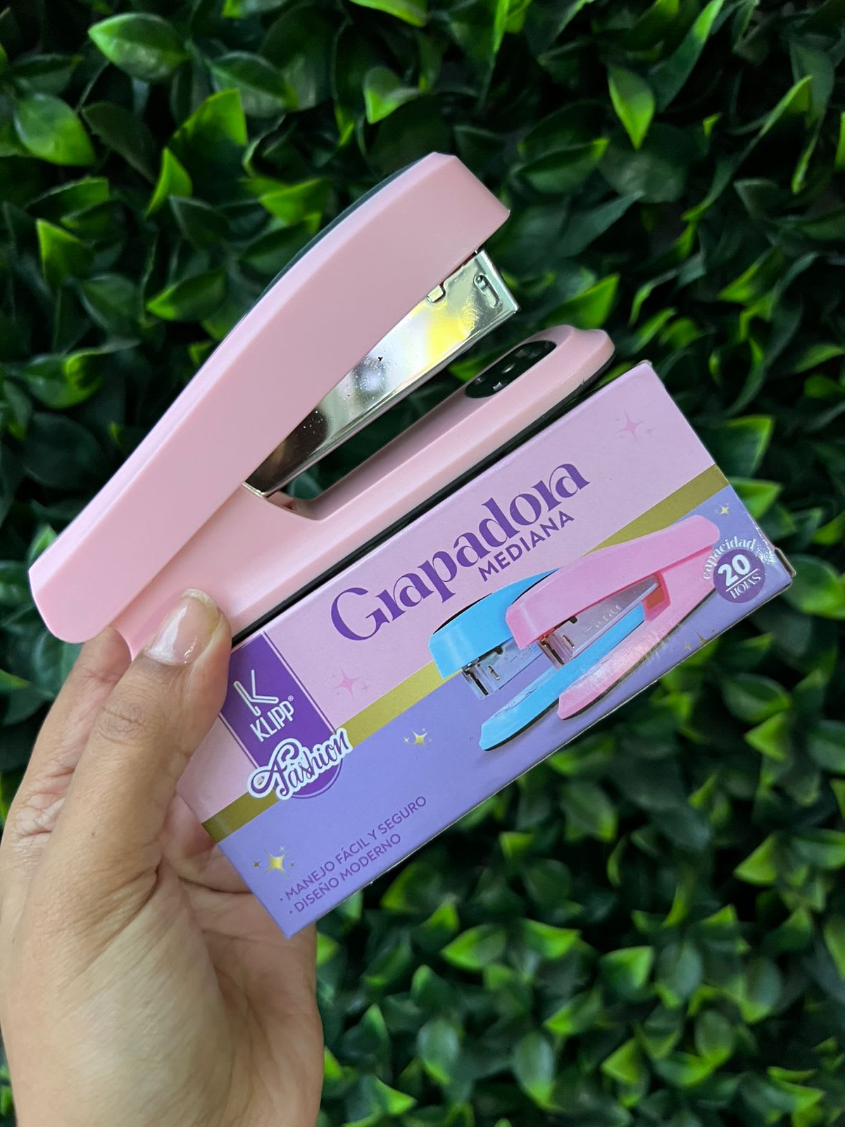 Grapadora mediana Klipp pastel