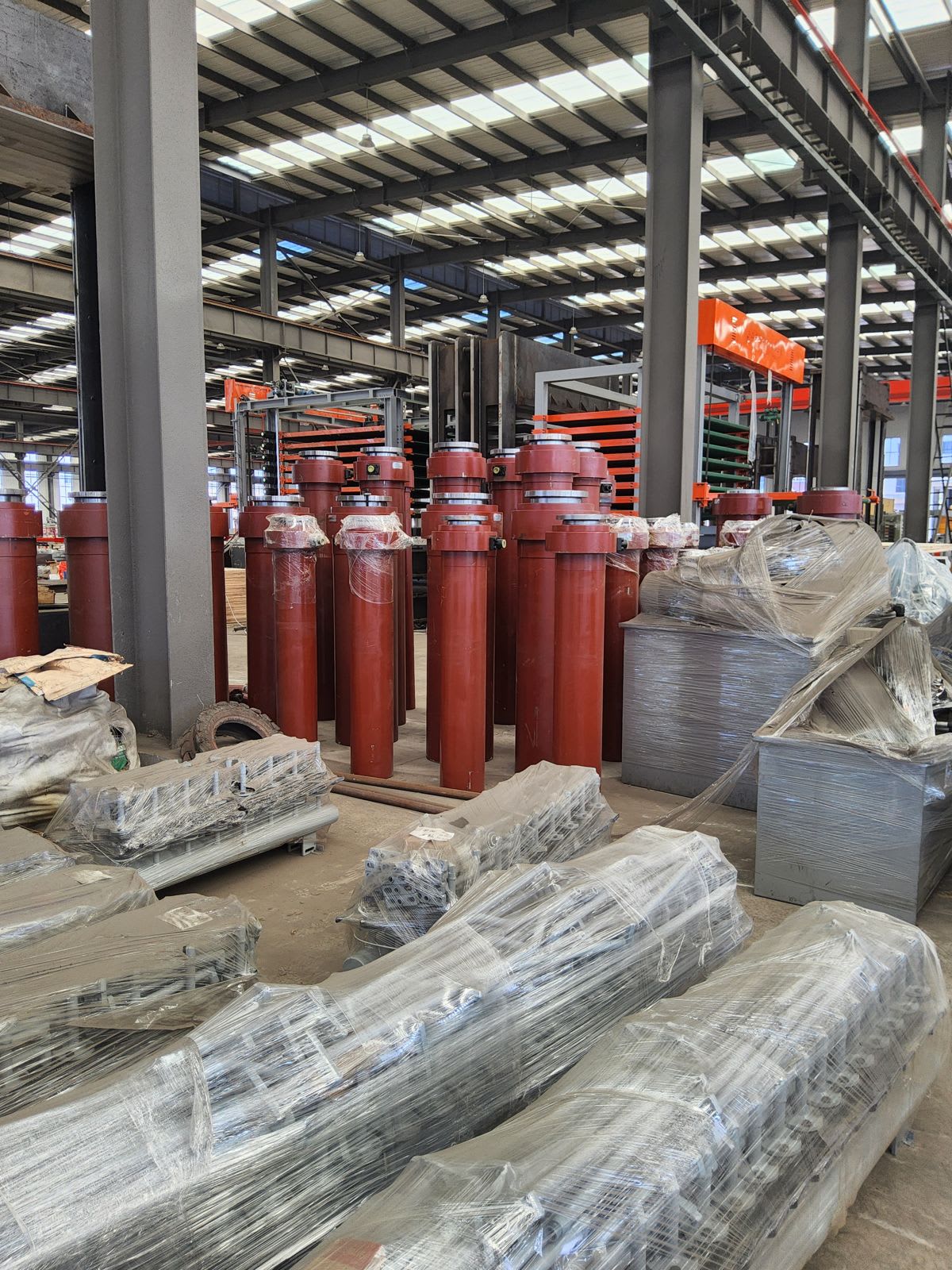 Cilindros hidráulicos de prensa em fabricação: conhecer a origem dos componentes é parte da avaliação (missão técnica ESX, 2025)