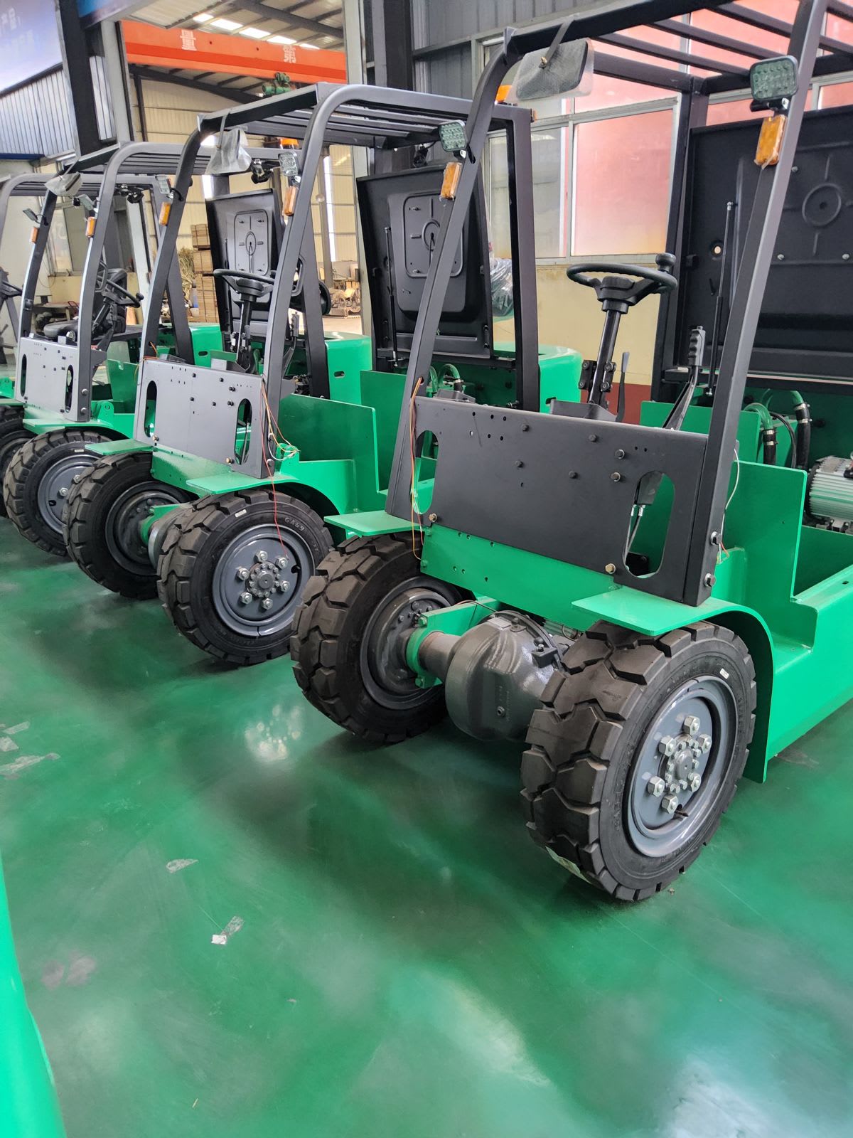 Empilhadeiras elétricas em fabricante visitado