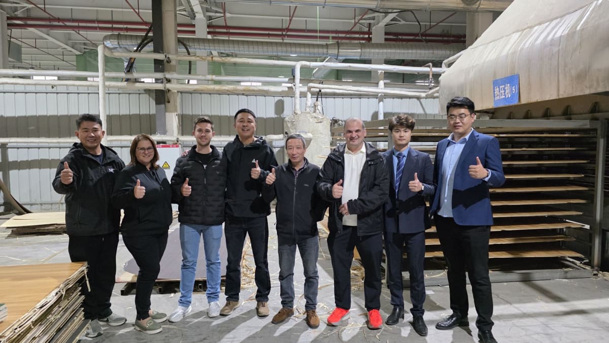 Grupo da missão técnica ESX em fábrica visitada em 2025