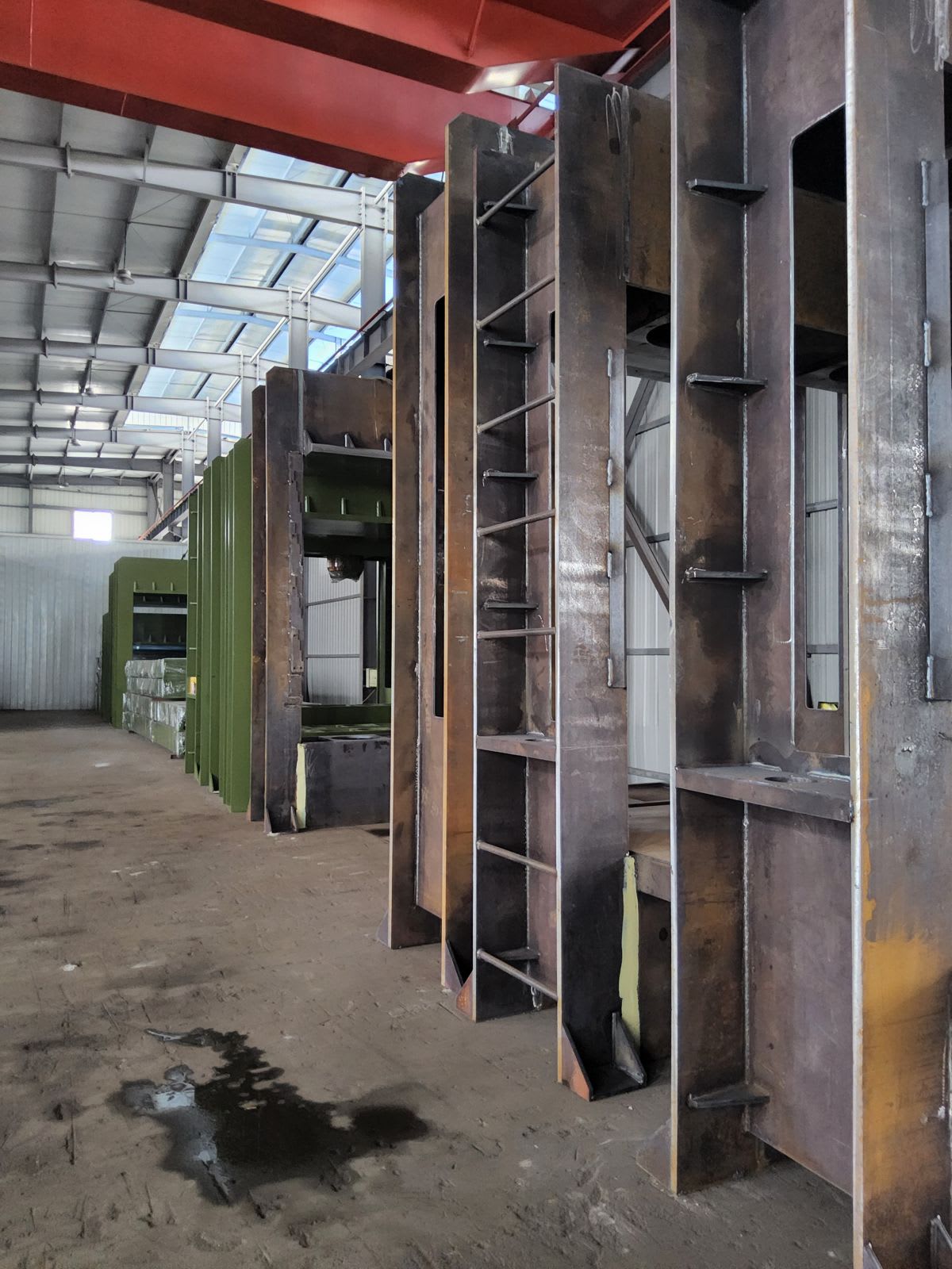 Estrutura de prensa de grande porte em fabricação: a indústria de máquinas funciona ao lado das fábricas de compensado (missão técnica ESX, 2025)