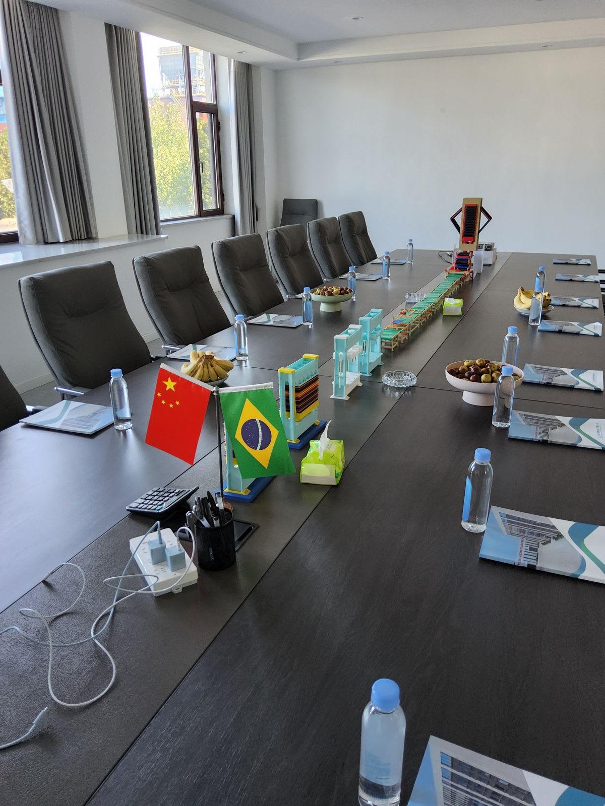 Sala de reunião preparada para a negociação com o grupo brasileiro (missão técnica ESX, 2025)