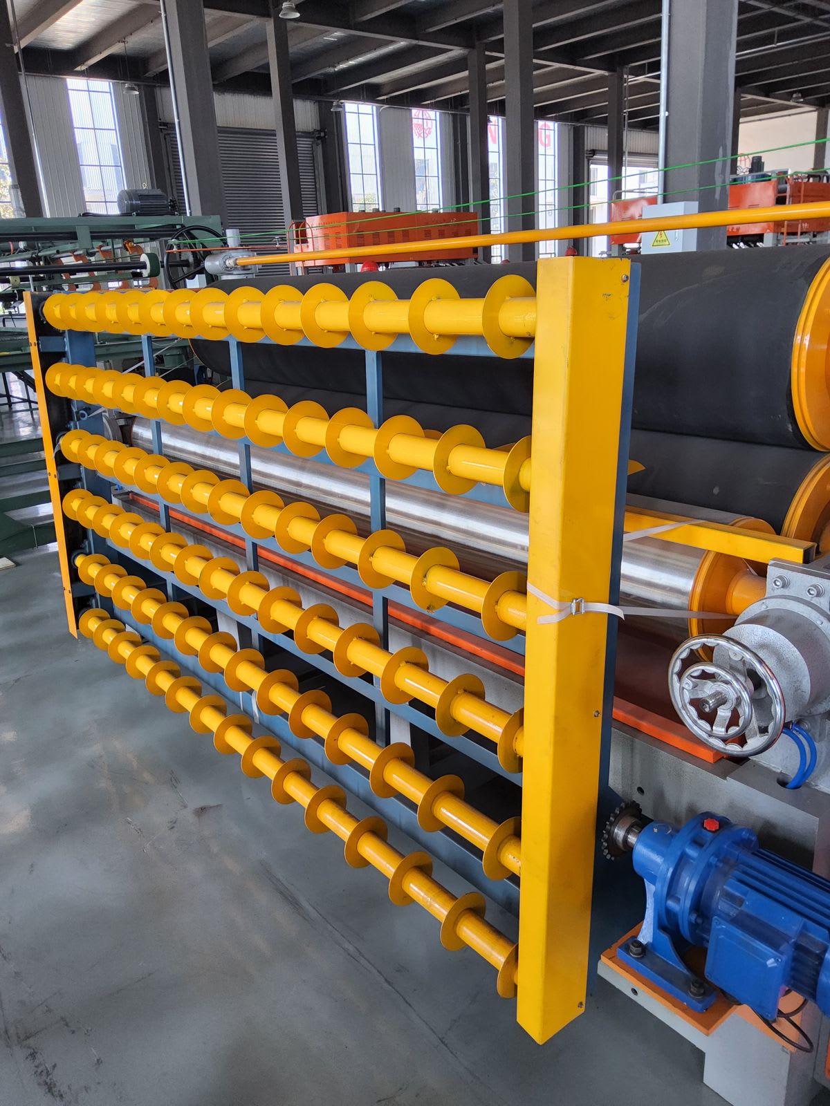 Rolos de transporte em fabricante de máquinas para a indústria de compensado (missão técnica ESX, 2025)