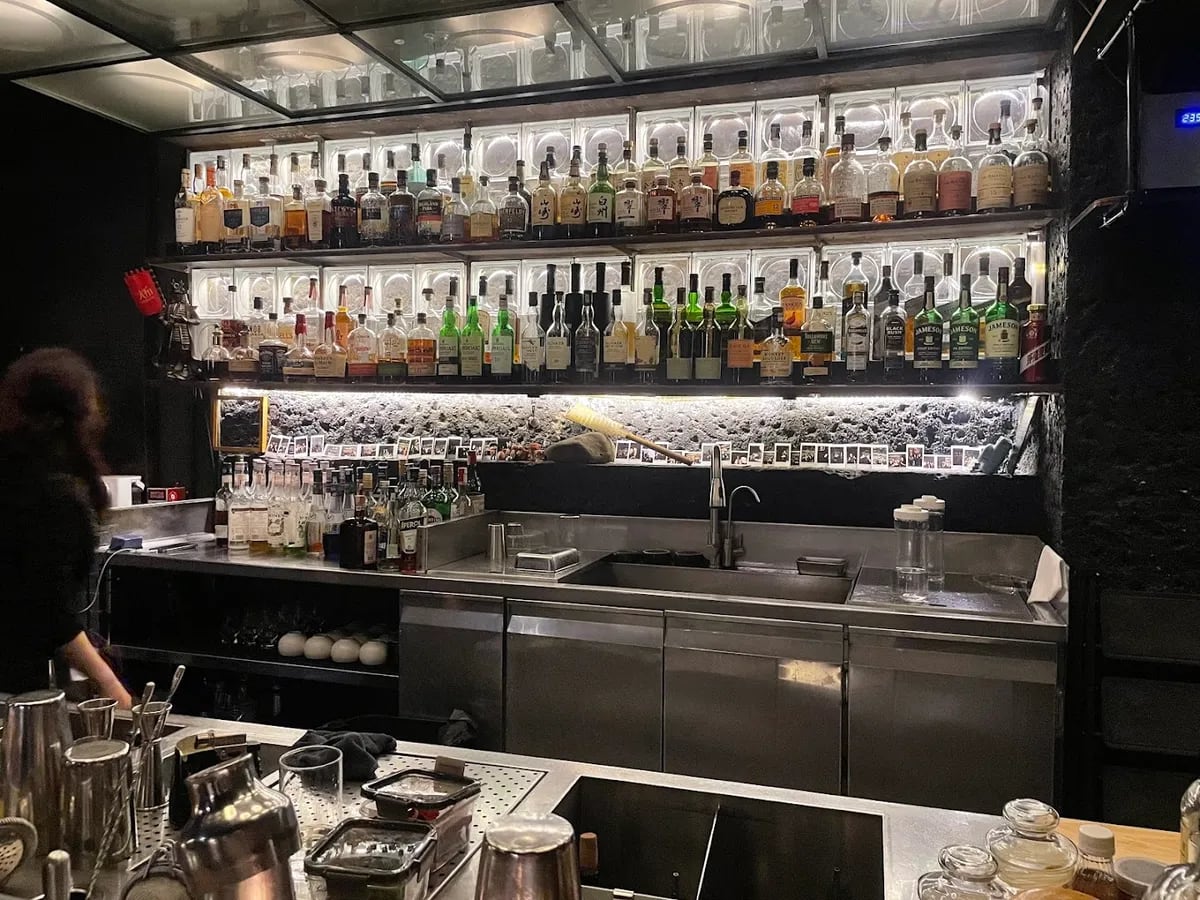 On The Rocks Cocktail Bar - Modern Cocktail Bar
