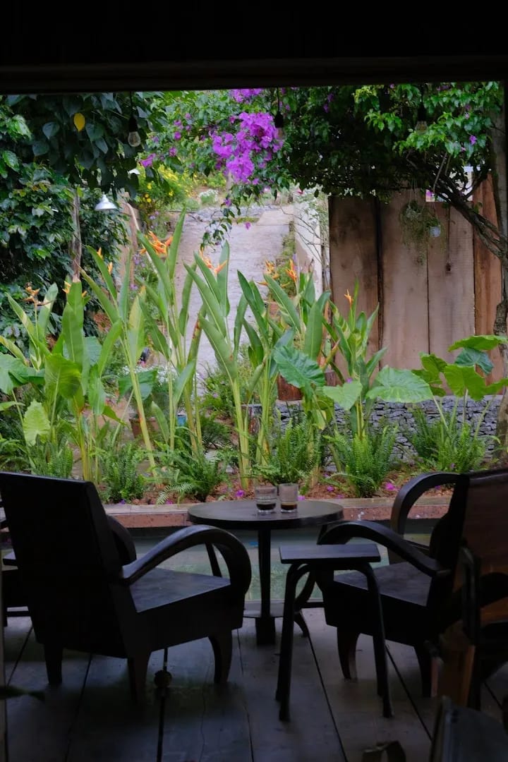 Tiệm cà phê Nắng Thuỷ Tinh