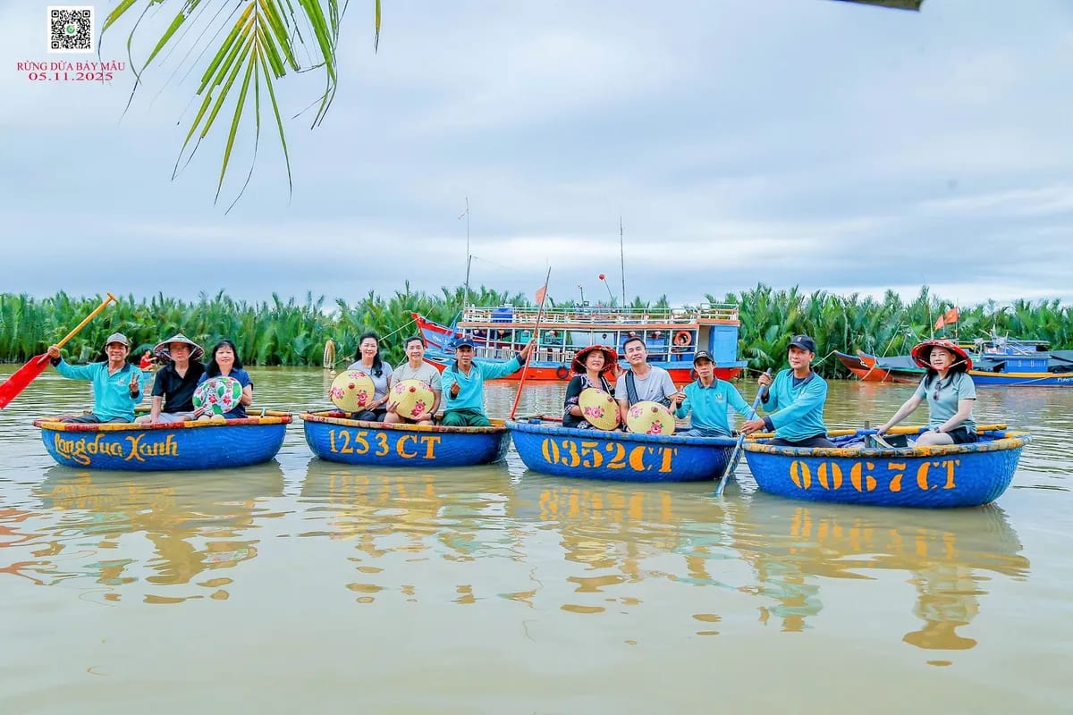 Làng Dừa Xanh Coconut Basket Boat Tour