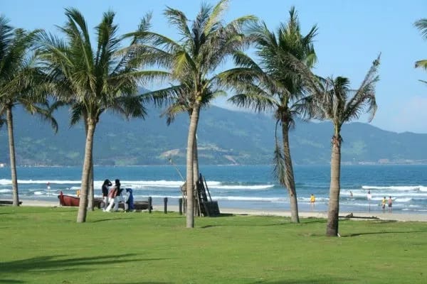 Bãi tắm Phạm Văn Đồng