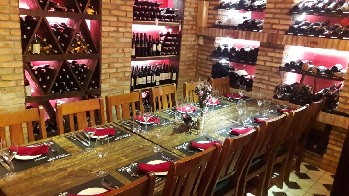 NHÀ HÀNG D'LISA & LIDA RESTAURANTS - WINES -CAFE