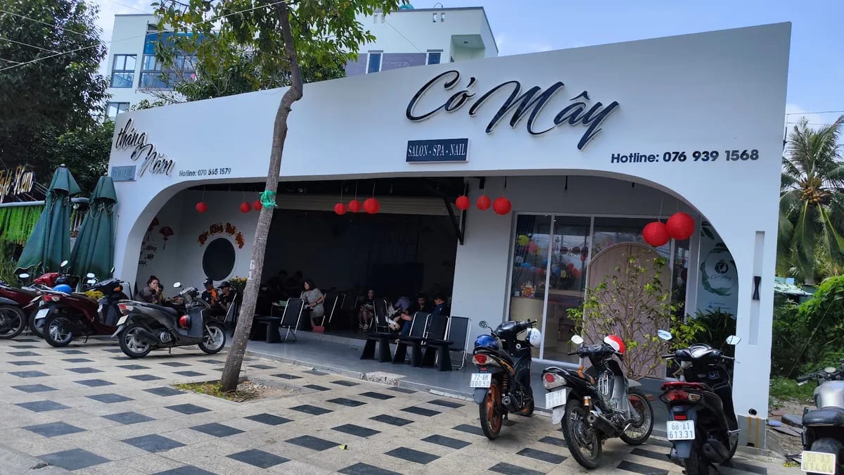 Tiệm cà phê Tháng Năm (Cà phê pha máy, trực tiếp bóng đá)
