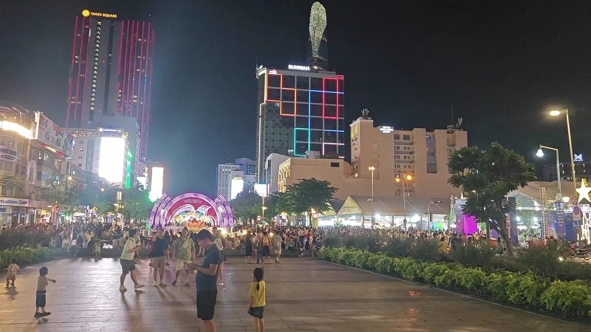 Tượng Chủ tịch Hồ Chí Minh