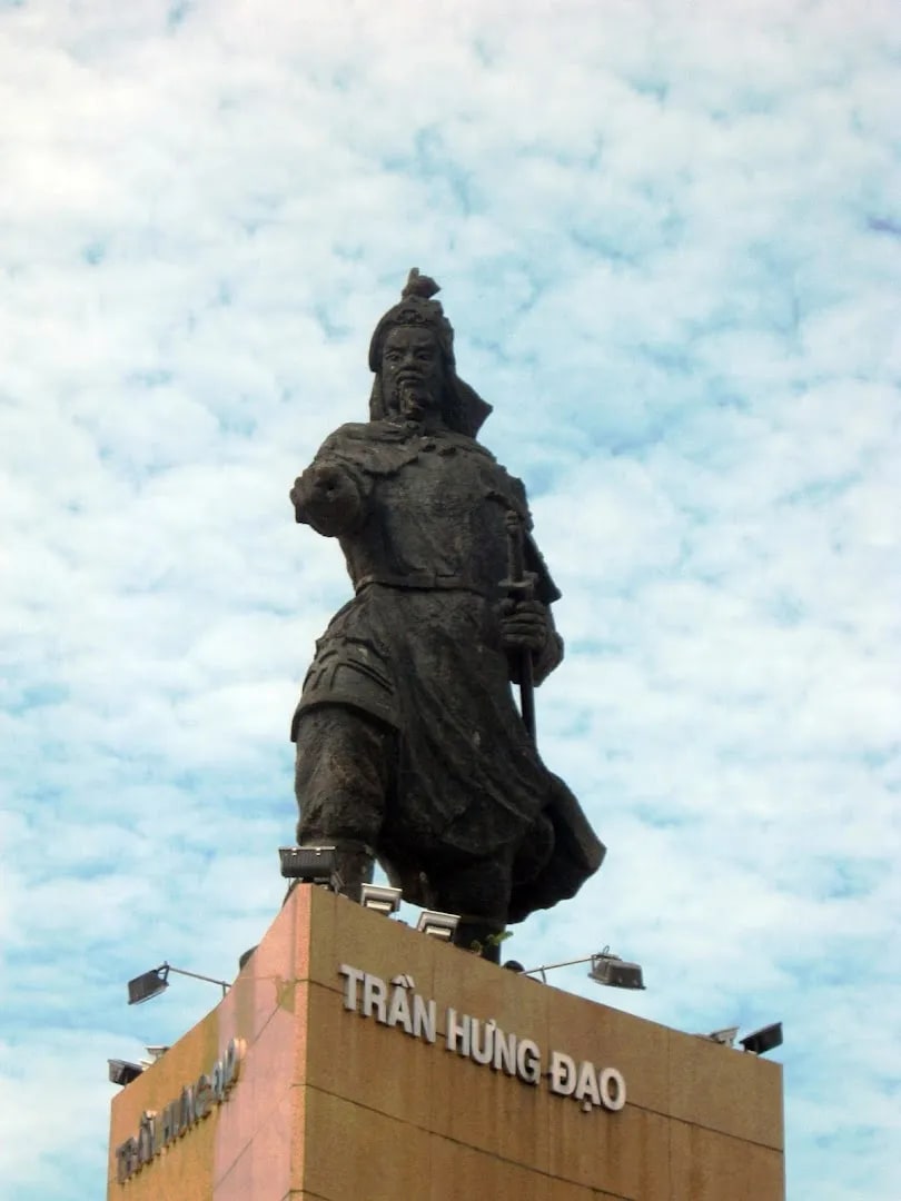 Tượng Đức Thánh Trần Hưng Đạo