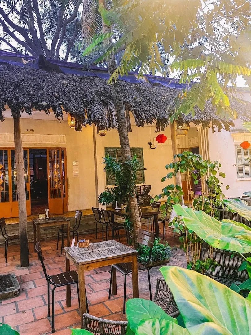 Nhà Bar