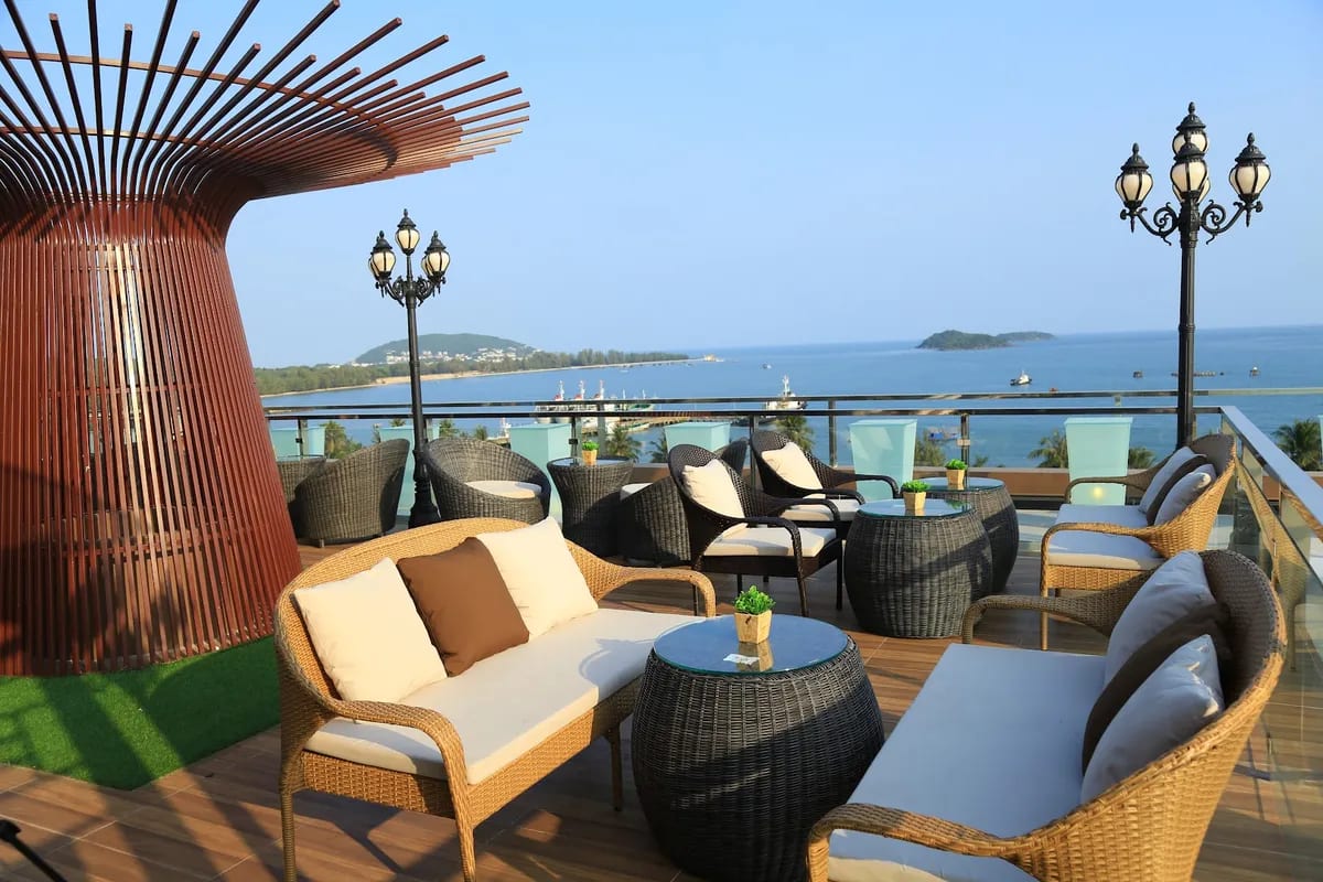 PH Rooftop Bar & Lounge