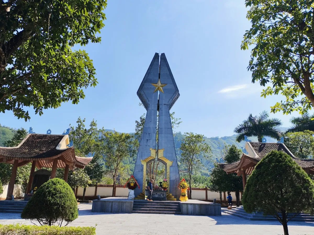 Đài Tưởng niệm Pò Hèn