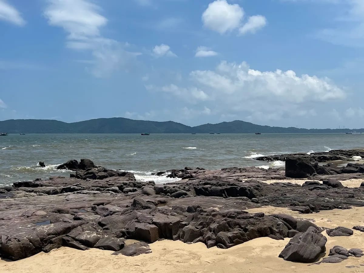 Bãi Đá Đen - Mũi Ngọc - Trà Cổ - Quảng Ninh