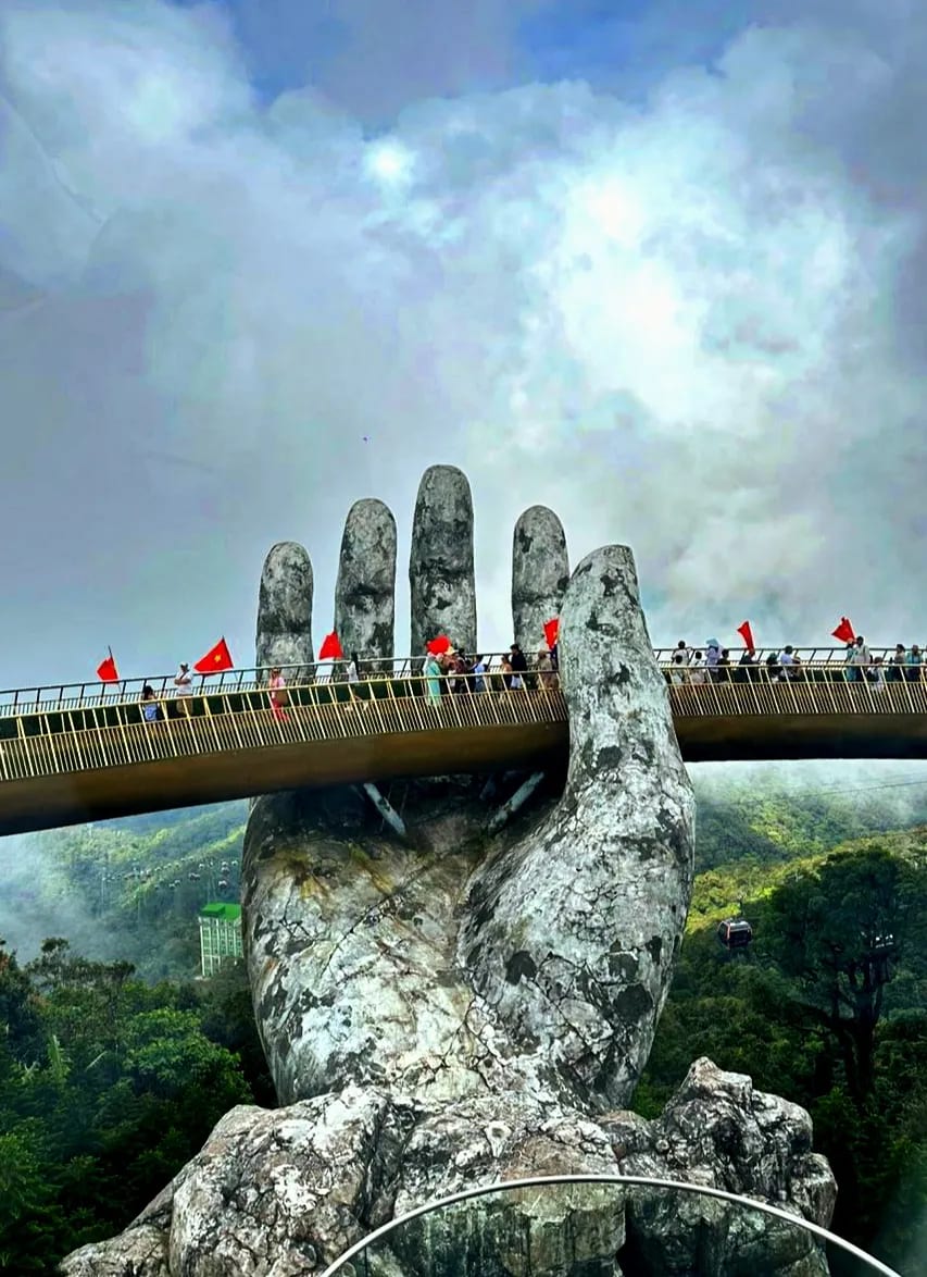 Cầu Vàng (Bà Nà Hills)