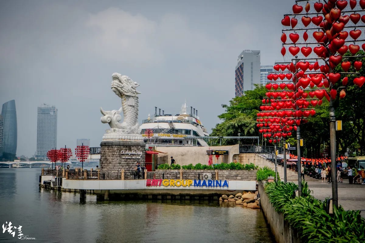 Cầu Tình Yêu & Tượng Cá Chép Hóa Rồng