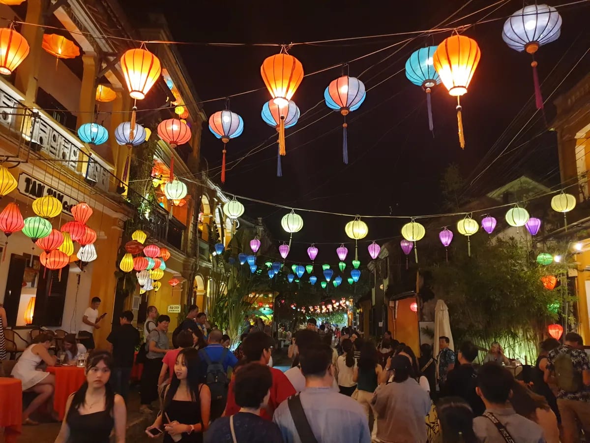 Chợ đêm Hội An (Nguyễn Hoàng)