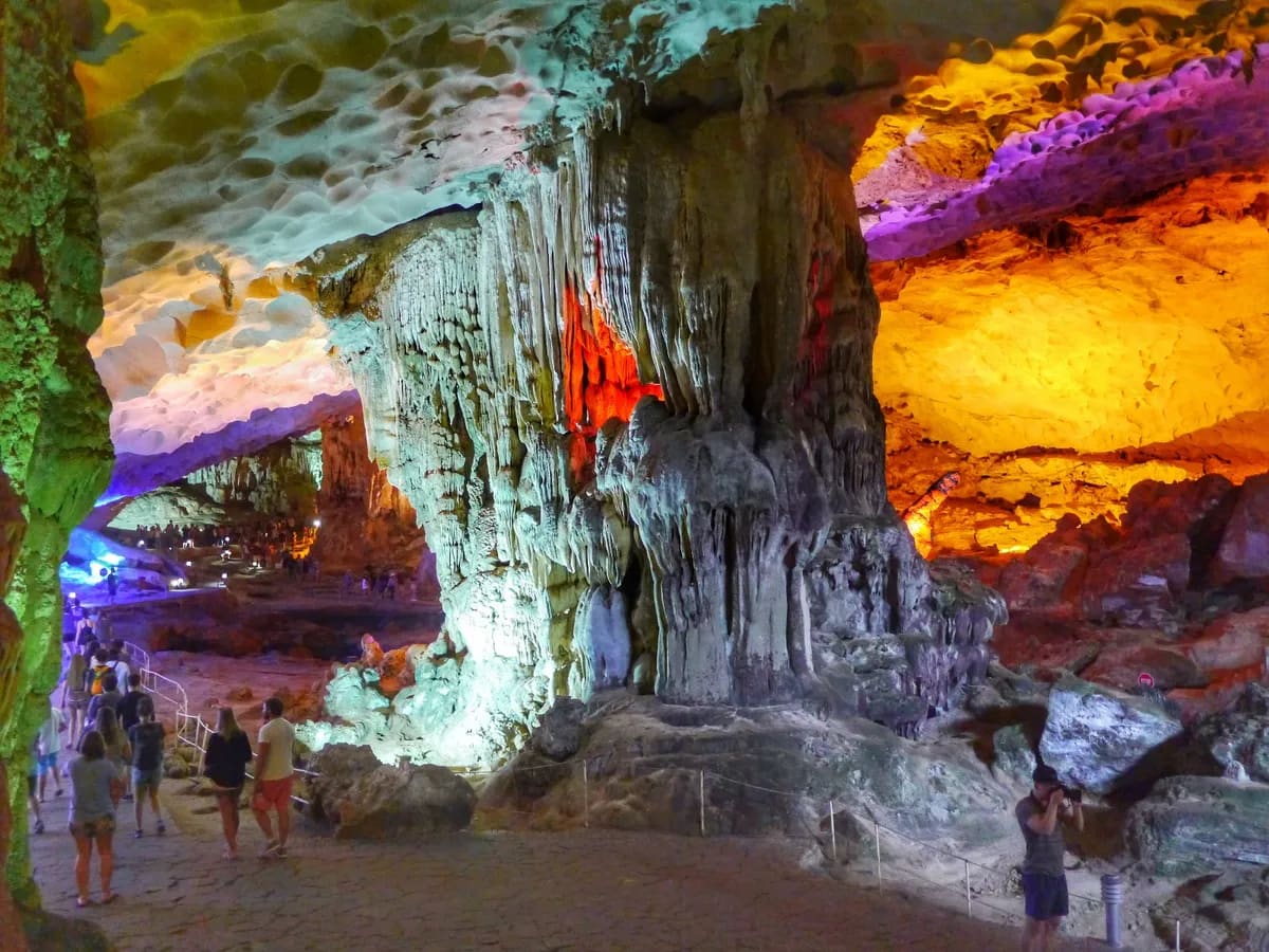Hang Sửng Sốt