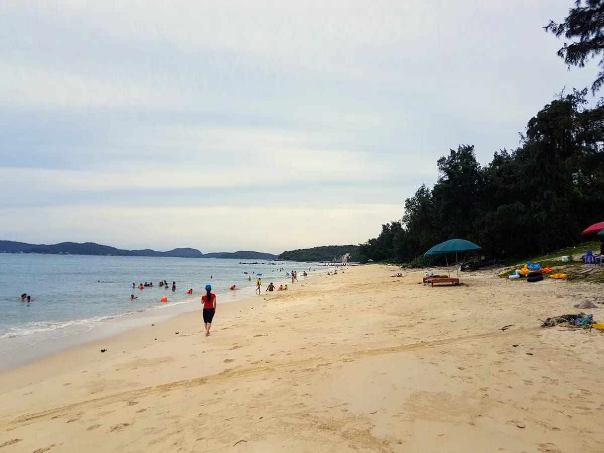 Bãi biển Hồng Vàn