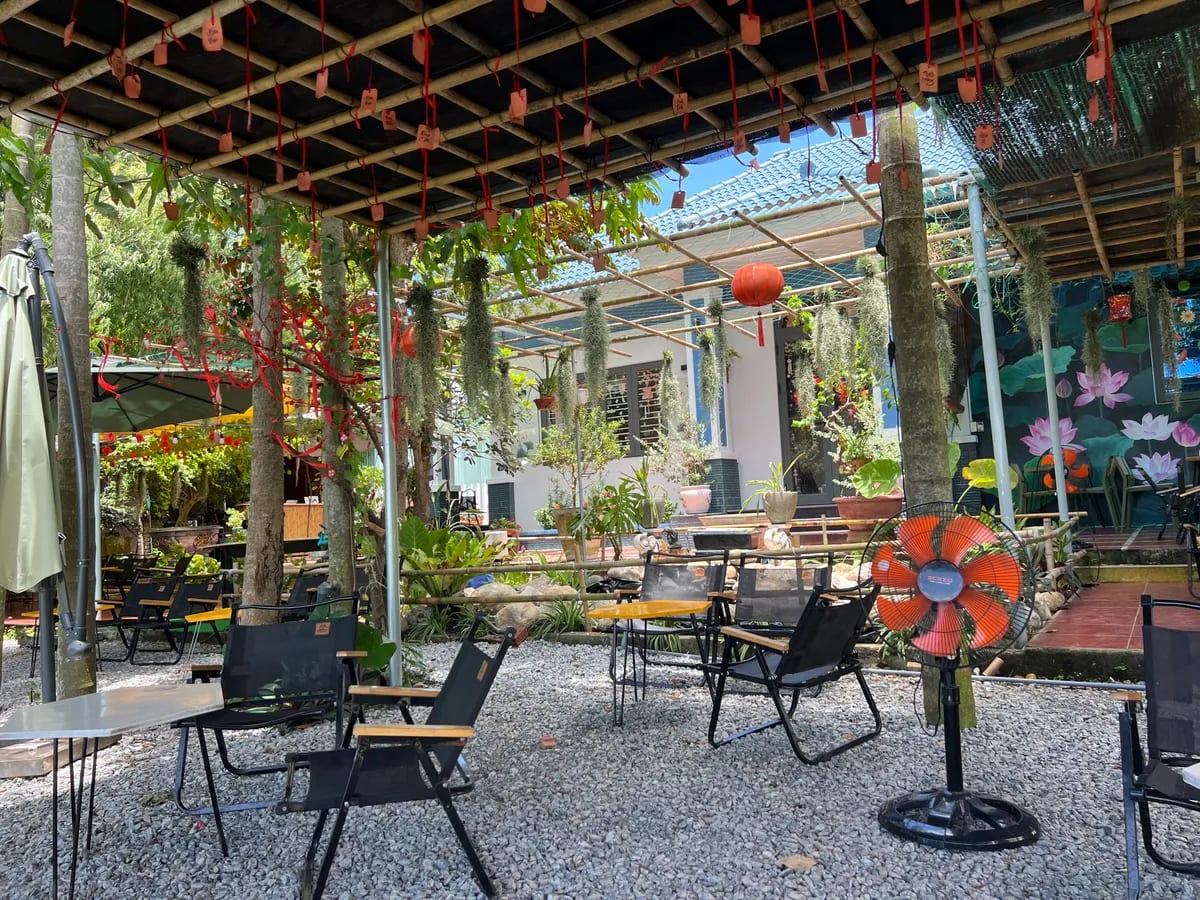 Đường Hai Bà Trưng cafe