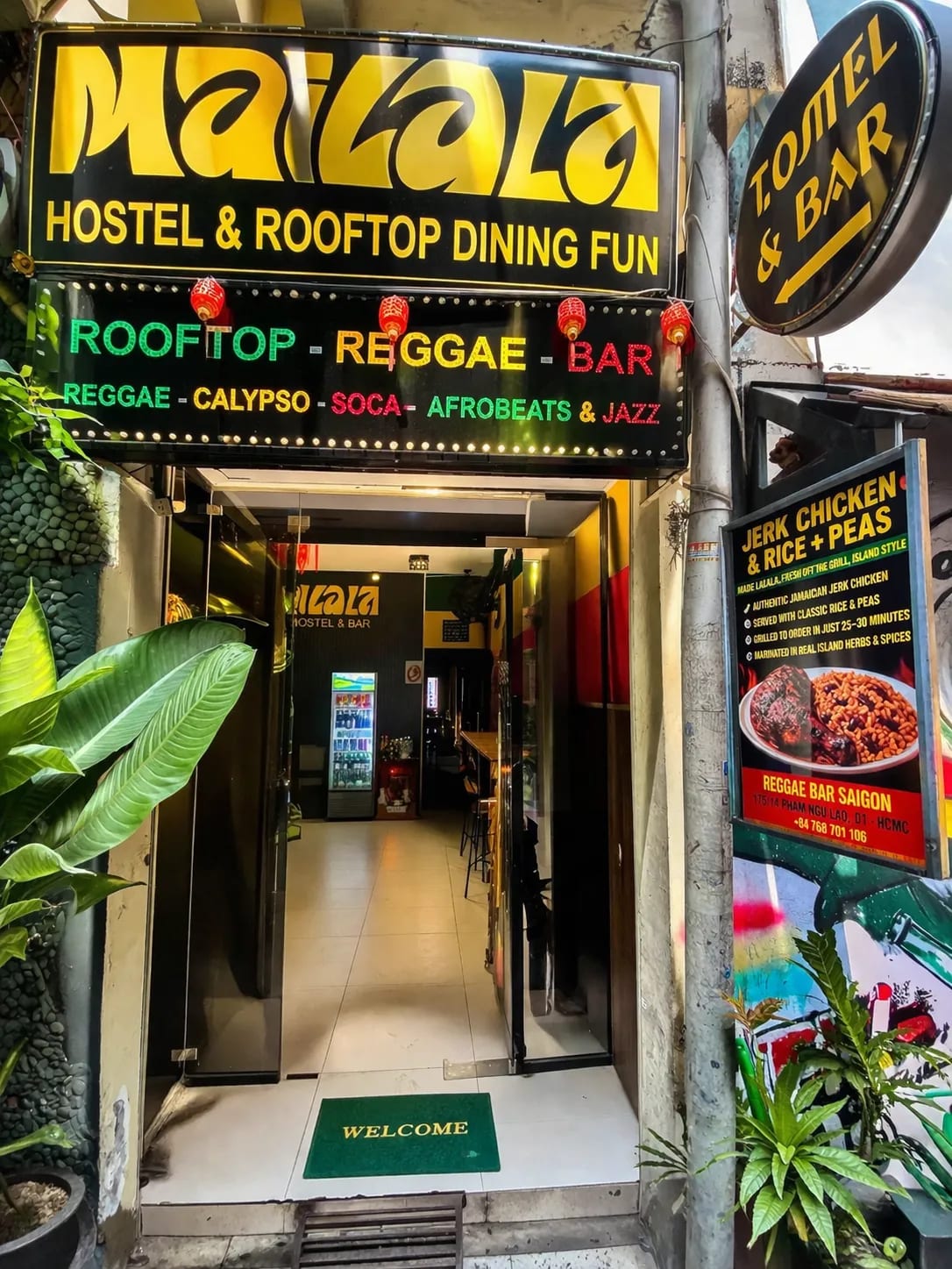 Mailala Hostel & Rooftop Dining Fun