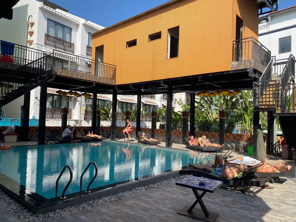 Riverside Hội An, Dolphins Hostel & Bar