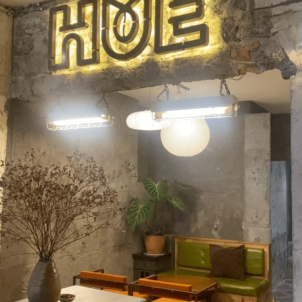 HÚE BOOKS & CAFE