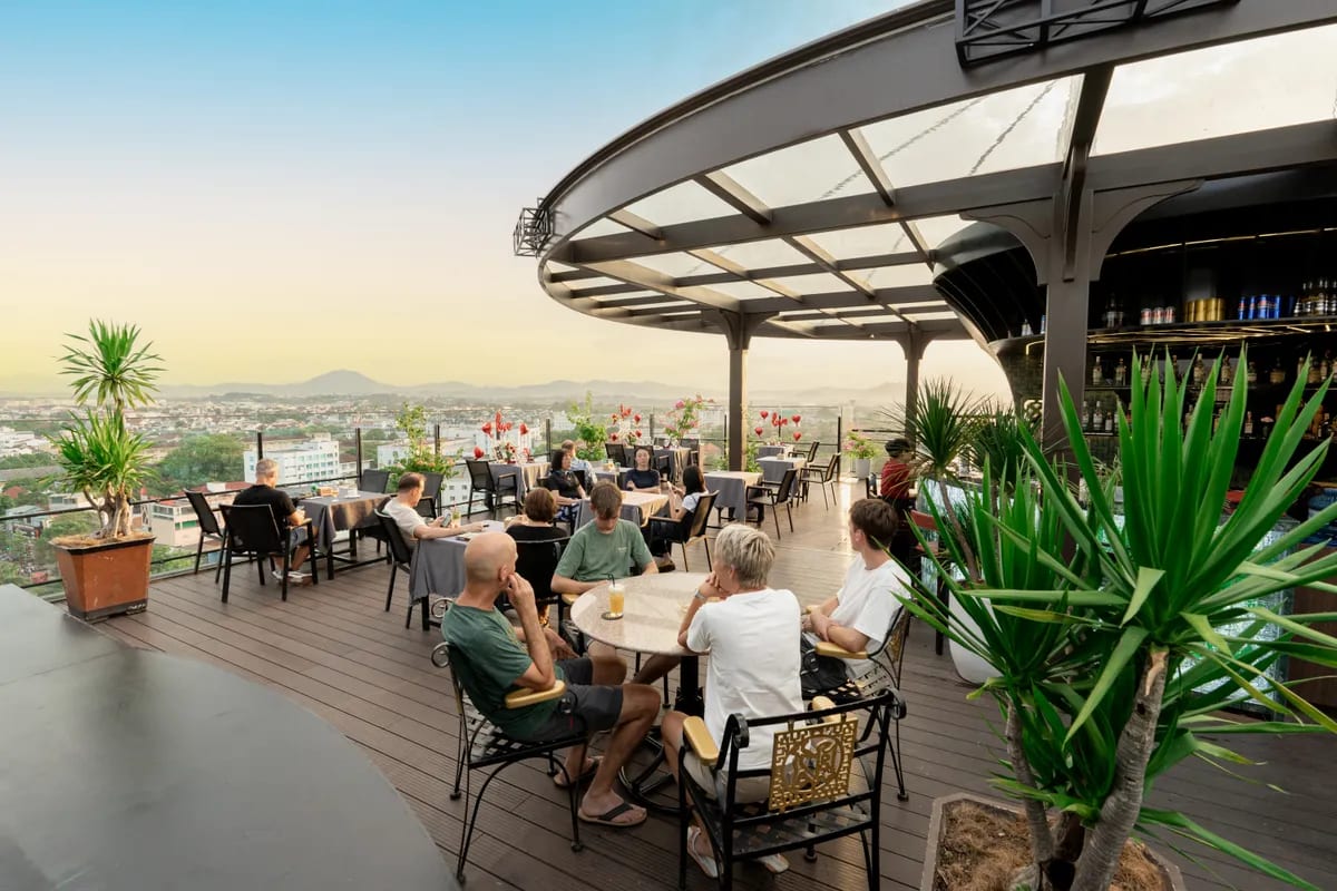 Sunrise Lounge - Rooftop Sky Bar