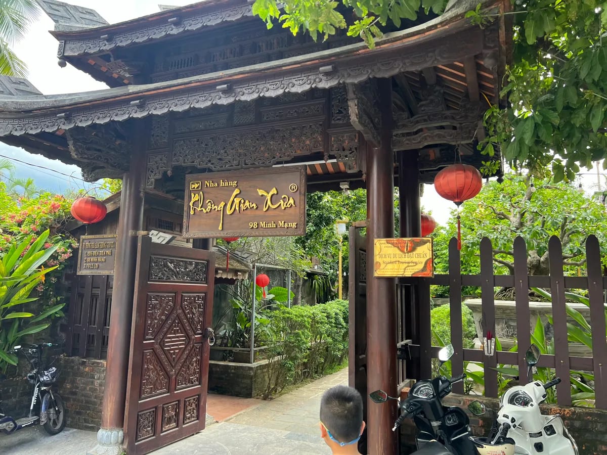 Nhà Hàng Không Gian Xưa
