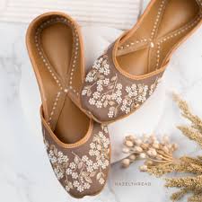Mocha Gold Border Jutti