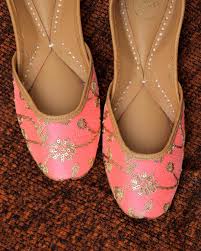 Coral Peach Thread Embroidered Jutti