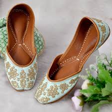 Pastel Green Floral Motif Jutti