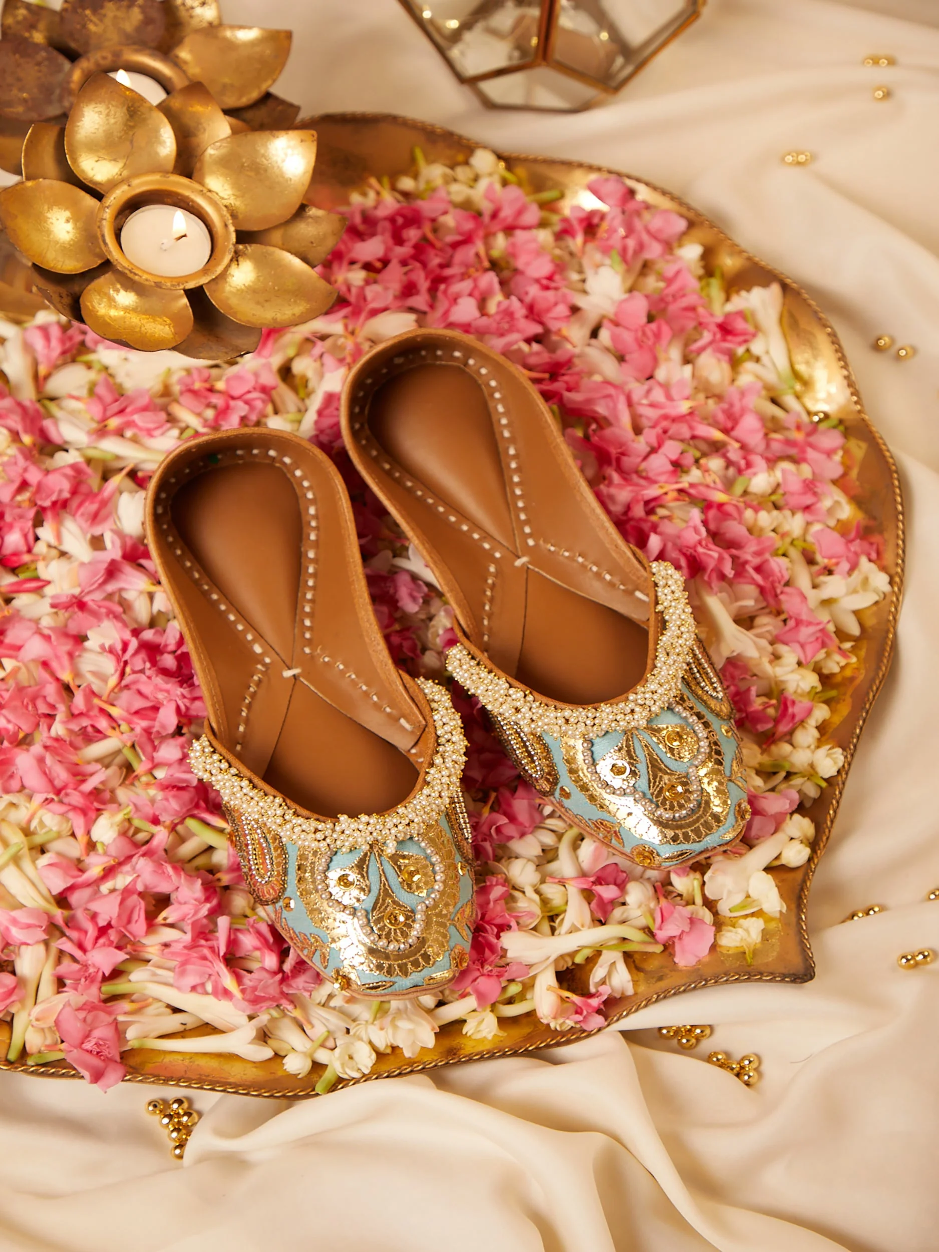Traditional Golden Zari Work Punjabi Juttis