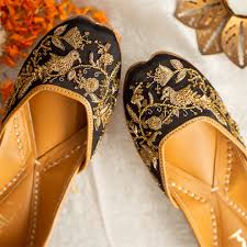 Black & Gold Festive Punjabi Juttis