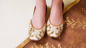 How to Style Punjabi Juttis with Western Outfits
