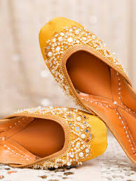 Regal Gold Festive Juttis for Grand Occasions