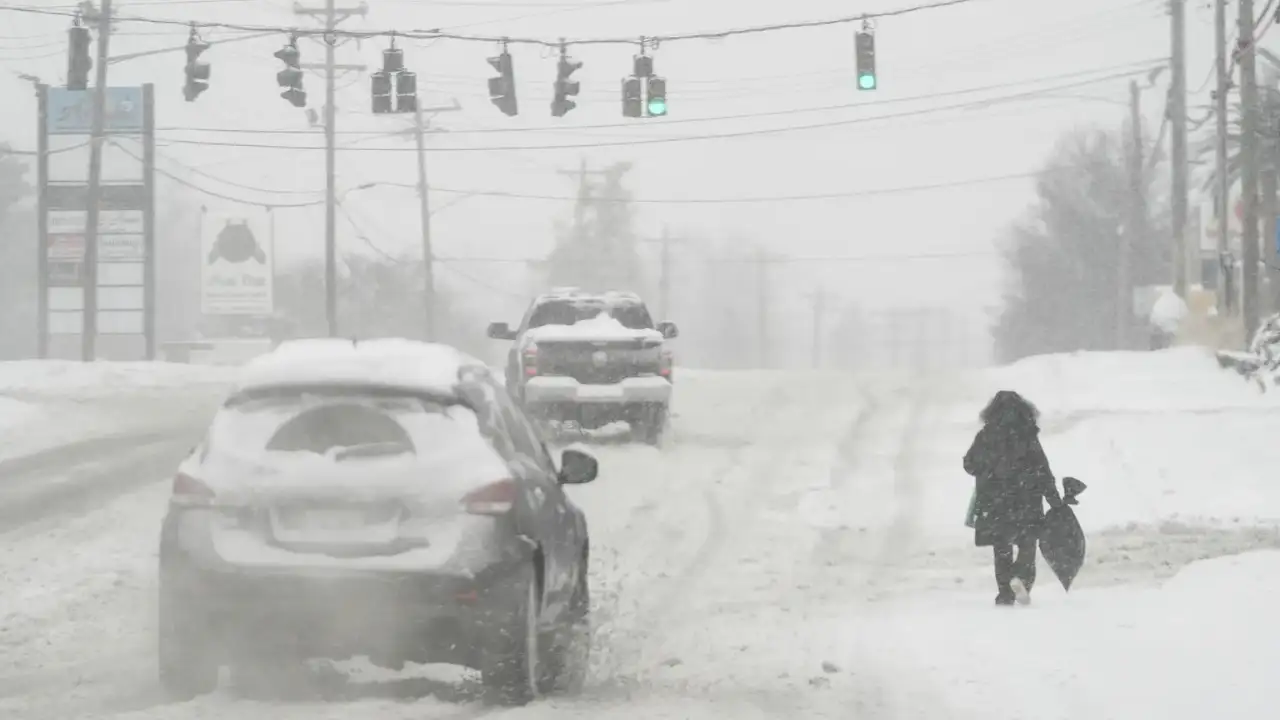 Sudden Snowstorm Disrupts Flights Across Northern U.S.