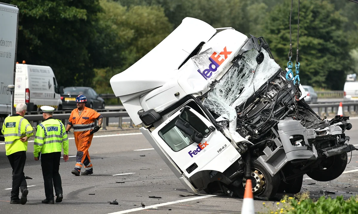 UK motorway crash closes M1