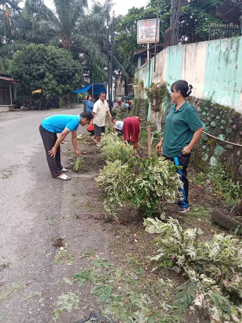 Kegiatan Jumat Bersih di Jalan Deli Tua Dusun II-B Desa Baru