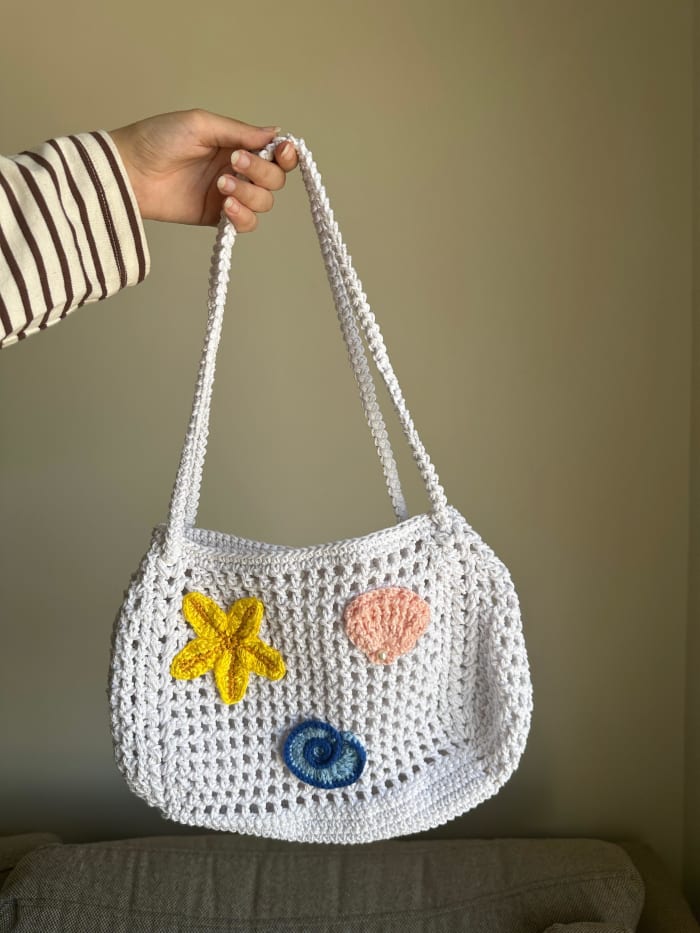 شنطة شبك بيضاء بالصدفة | White Mesh Beach Bag – Seashell