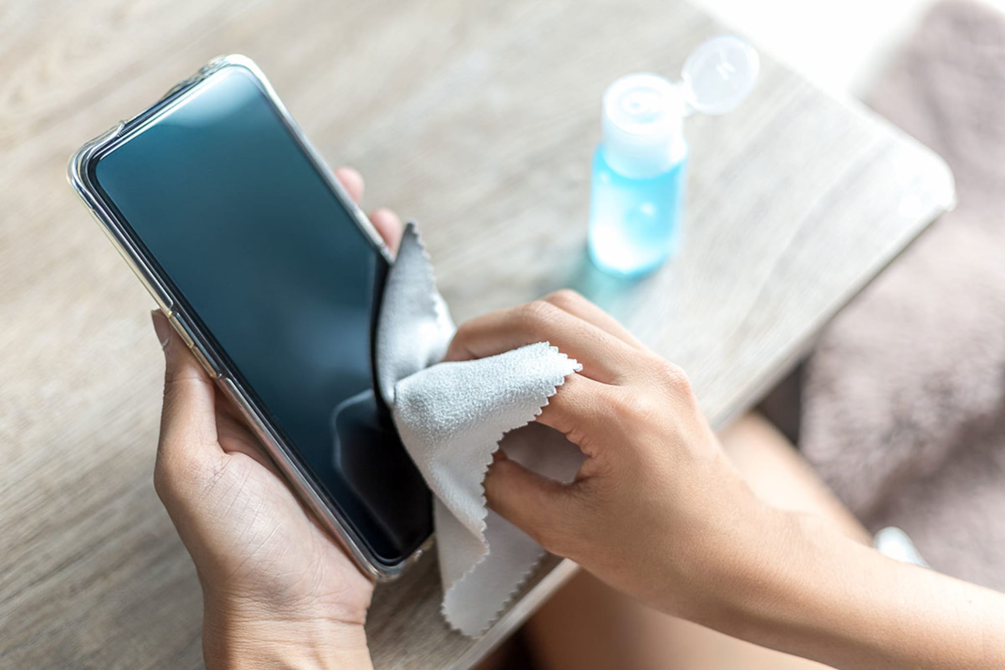 disinfect-bacteria-mobile-phone