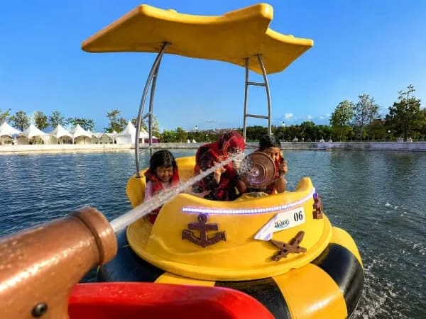 Kids and families enjoying pirate bumper boats with water guns, creating viral social media content in Shah Alam, Malaysia.