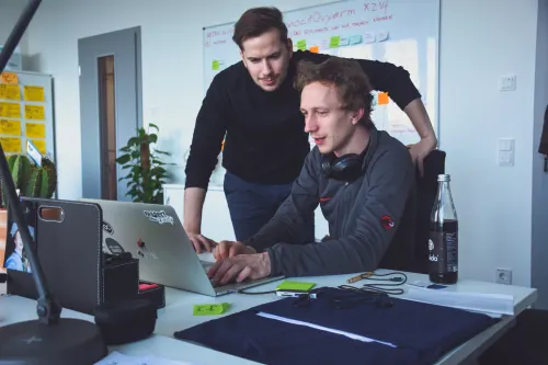 Die Gründer Jakob Blume und Philipp Dienst arbeiten