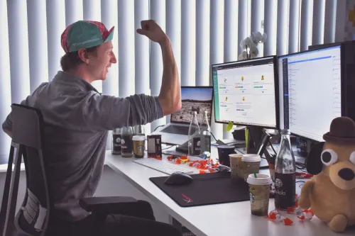 EntwicklerHeld Aufkleber liegen auf einem Messestand